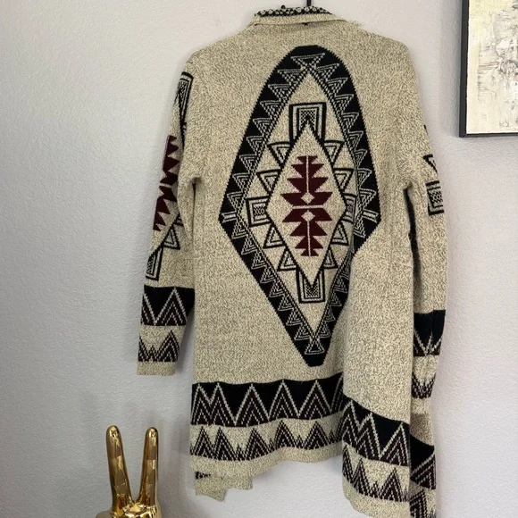 Southwest Kamana Long 100% soft Acrylic Sweater.  Preowned Size Medium. - Picture 7 of 9